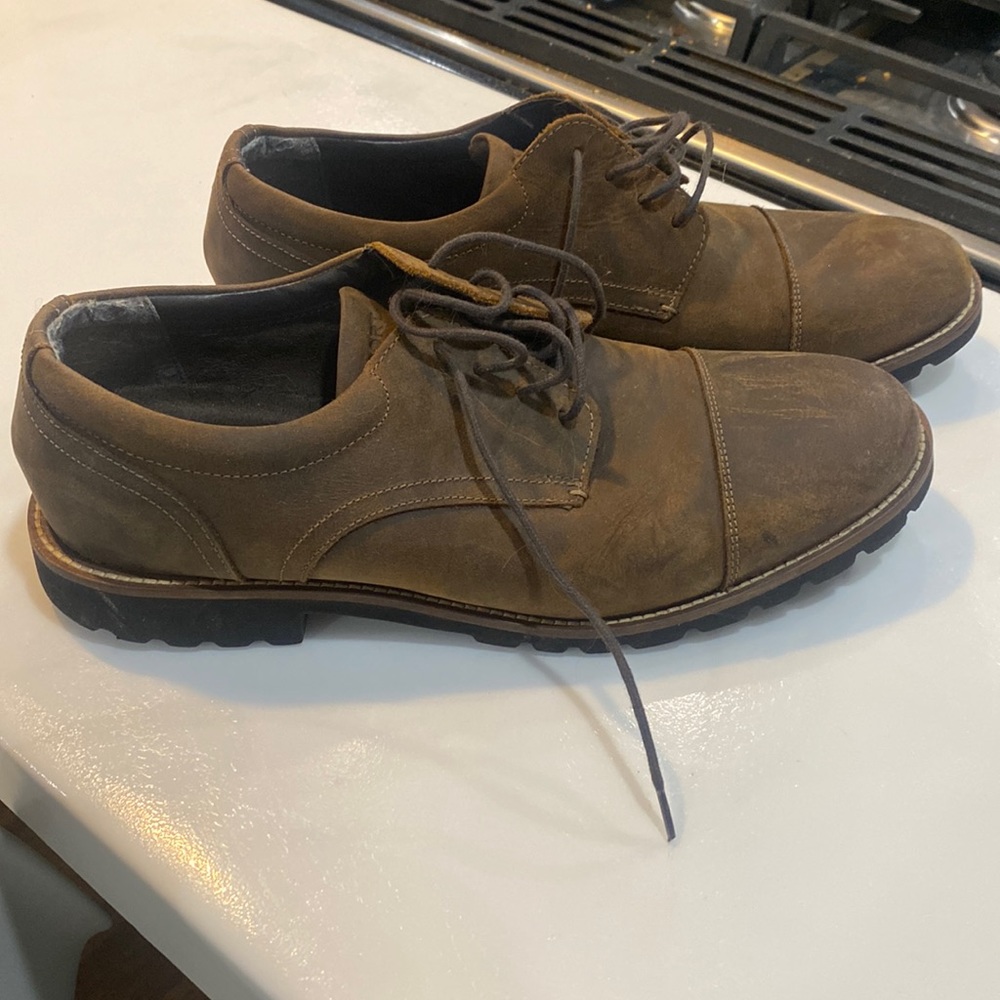 Mens gently used Rockport brown leather dress shoes. Size 9.5 brown Oxford’s